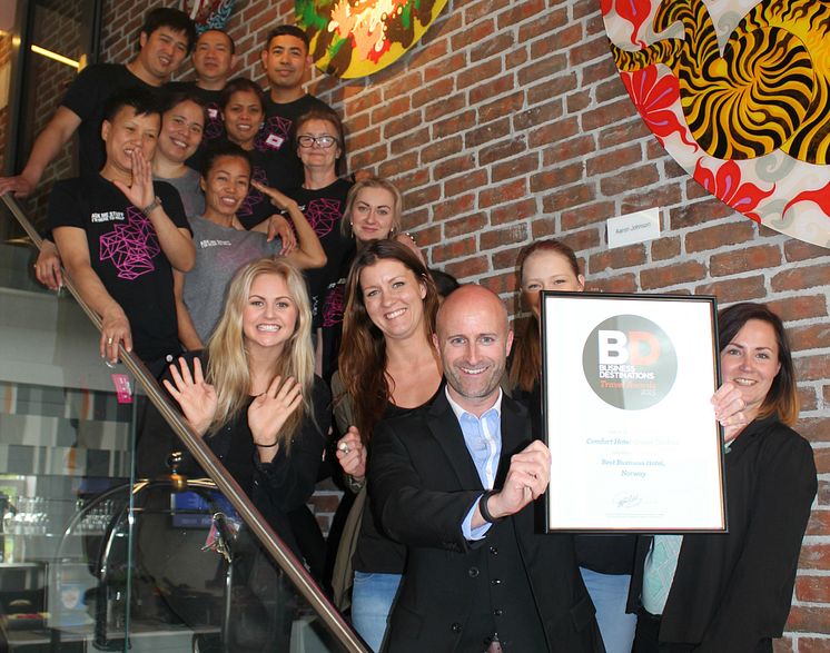 Den smilende gjengen på Comfort Hotel Grand Central er veldig stolte over å bli kåret til Business Hotel of the Year 2015.