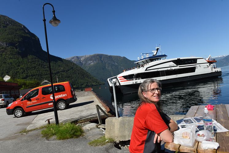 Bente Teigen tar pause på Fresvik kai. 