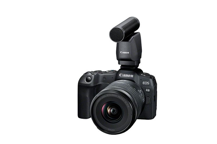 Canon EOS R8_FrontSlantLeft_RF15-30F4.5-6.3IS_DM-E1D