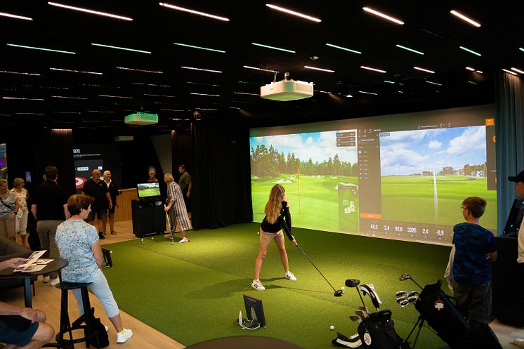 Multihallen er også udstyret med en golfsimulatorstudie, så der kan spilles golf hele året rundt - der er 6 stk.