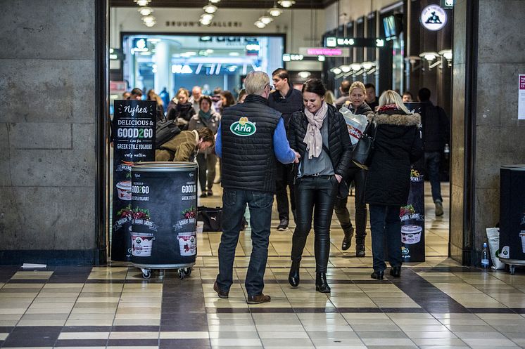 Arla medarbejdere uddeler smagsprøver på Hovedbanegården i Århus