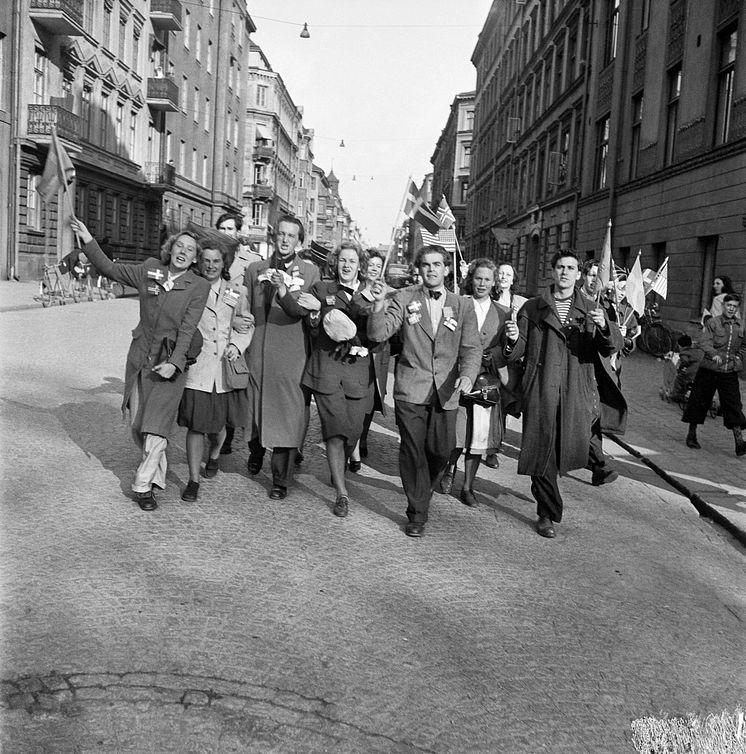 Fredsdagen den 7 maj 1945. Människor firar freden längs Kommendörsgatan.
