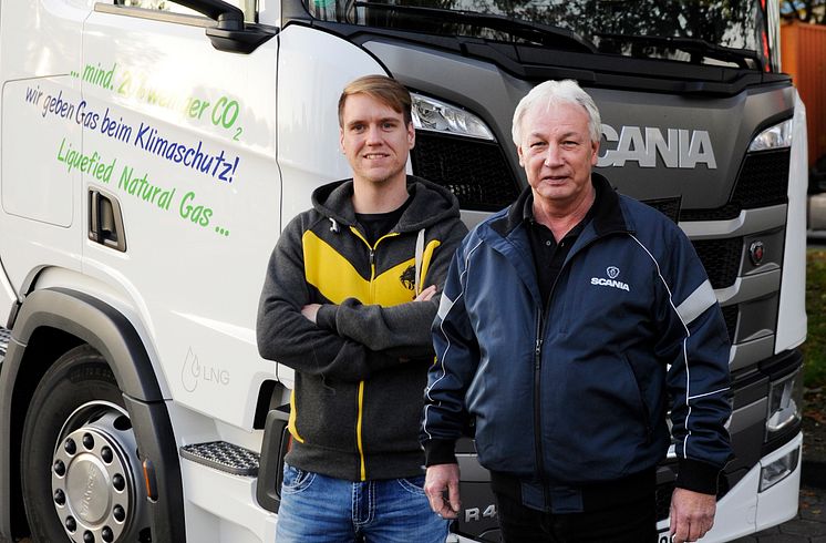 Fahren den Scania R 410 LNG, Werner Stoll (re.) und Harald Steffen