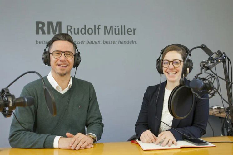 Katharina Backhaus und Markus Langenbach sprechen zweimal im Monat in ihrem Podcast über die aktuellen Herausforderungen beim Bauen. Foto: Rudolf Müller Mediengruppe