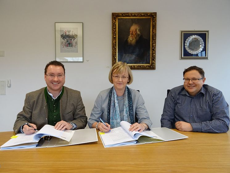 Harald Reents, Bürgermeister von Hallbergmoos, Ursula Jekelius, Leiterin Kommunen und Kooperationen in Oberbayern und Stefan Kronner, Gemeinderat und Leiter der Arbeitsgruppe Stromkonzession, unterzeichneten den Vertrag.