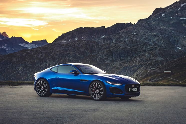 Jag_F-TYPE_R_21MY_Velocity_Blue_Reveal_Switzerland_02.12.19_04