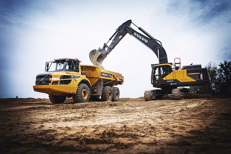 Volvo EC380E Hybrid med dumper hos Eichstetter