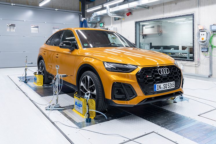 Audi SQ5 Sportback i et hydropulsanlæg