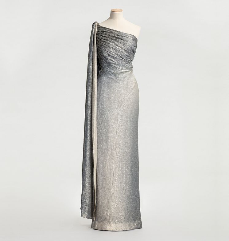 Aftonklänning i silverlamé i utställningen Nordens Paris på Nordiska museet. Foto: Helena Bonnevier /Nordiska museet