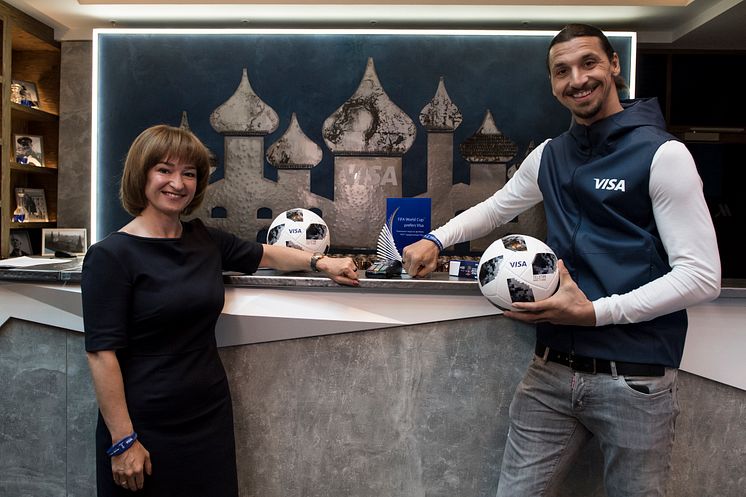 Zlatan Ibrahimović, das Gesicht der globalen Marketingkampagne von Visa, und Visa Country Managerin Ekaterina Peletina zeigen auf der FIFA Fussball-Weltmeisterschaft 2018 Russland™  die tragbare Zahlungstechnologie von Visa.