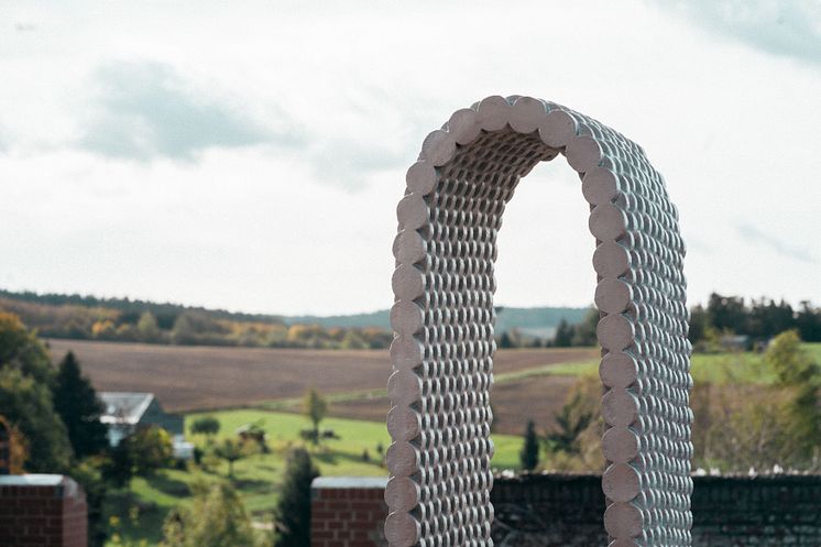 PurplePath_ Bogen_Leunora Salihu in der Gedenkstätte Hoheneck _ Stollberg _Werk_Foto_ Ernesto Uhlmann (1).jpg