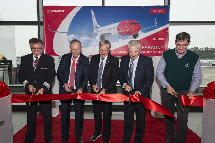 Ribbon cutting ceremony at Boeing's Delivery Centre in Seattle: Captain Sven Fermann Hermansen, COO of Norwegian, Asgeir Nyseth and CEO of Norwegian, Bjørn Kjos, together with representatives from Boeing