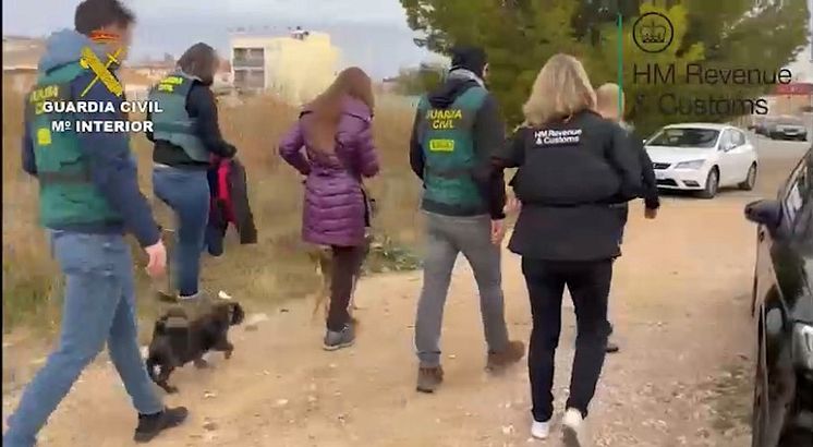 Sarah Panitzke being arrested by Spanish police (5).png