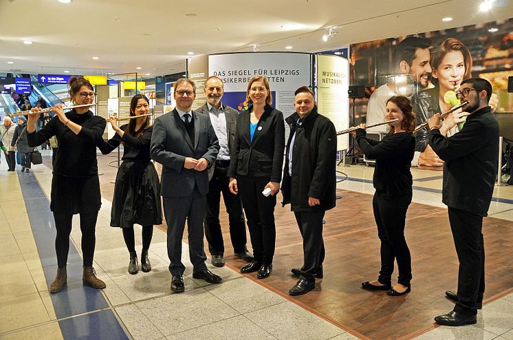 Hermann Winkler, Werner Schneider, Skadi Jennicke und Thomas Oehme bei der Eröffnung der Ausstellung "Europäische Notenspuren" (v.l.)