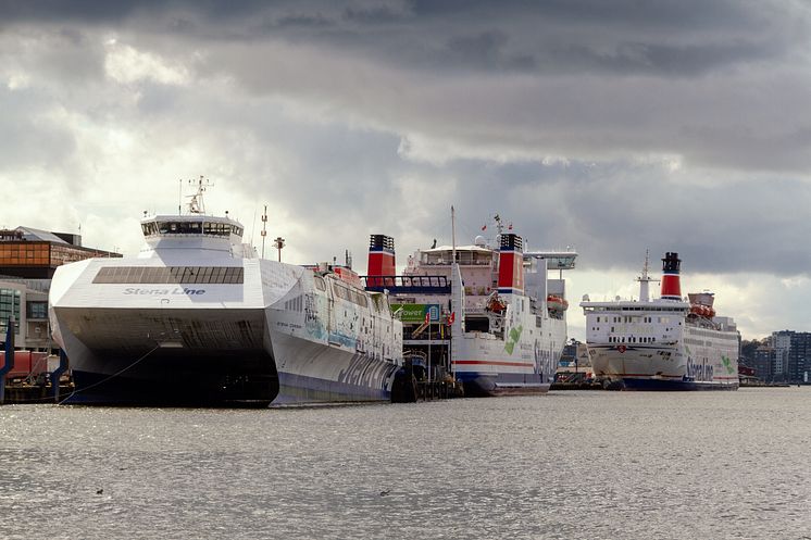 Stenabåtar i hamn.