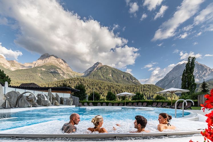 BadenMitAussichtAufDieUnterengadinerDolomitenImMineralbad BognEngiadinaInScuol©JohannesFredheim