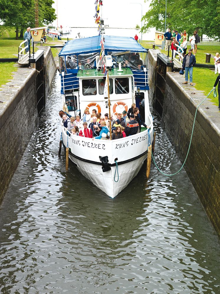 Pressbild - Göta kanal. M/S Kung Sverker i Borenshults slussar