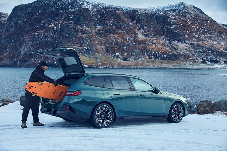 BMW i5 eDrive40 Touring og den svenske surfer Freddie Meadows