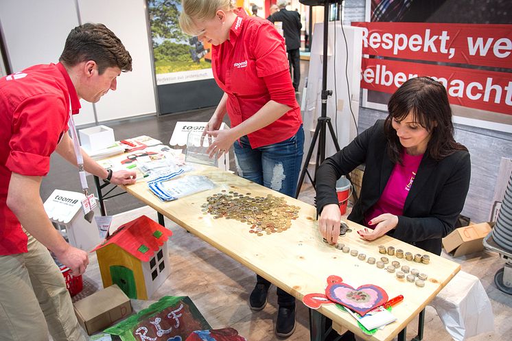 Toom Baumarkt sammelt für Bärenherz: Spendenaktion auf der Messe Haus-Garten-Freizeit