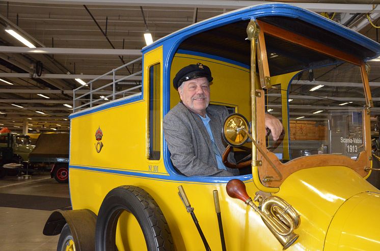 Enthusiast Anders Andersson behind the wheel of the oldest truck in Elmia Lastbil’s Veteran Truck Hall – a Scania-Vabis from 1913.