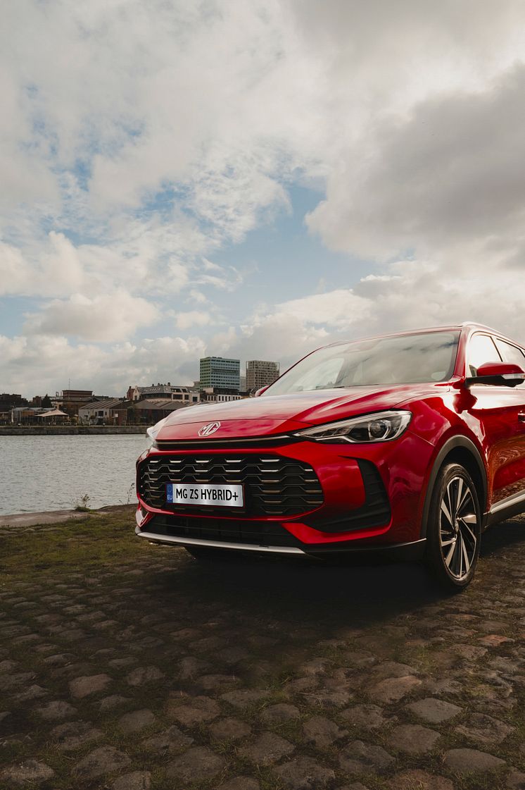 MG ZS HEV+riverside 2.jpg