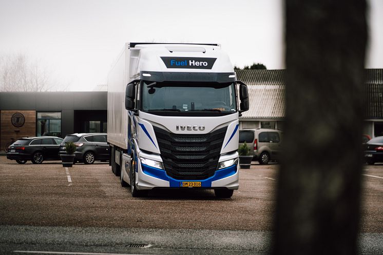 Billede 1 - Fra november sidste år til marts i år testkørte de to chauffører fra HT Transport lastbilen, IVECO S-WAY, på deres van...