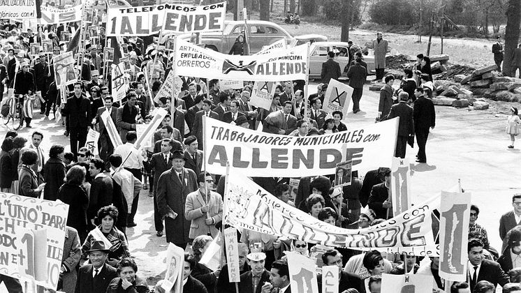 Manifestation_för_Salvador_Allende_Chile_1964_Fotograf_Okänd_1280x720px