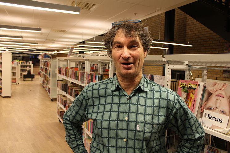 Geir Hellum bruker meråpent bibliotek på Lambertseter flere ganger i uka