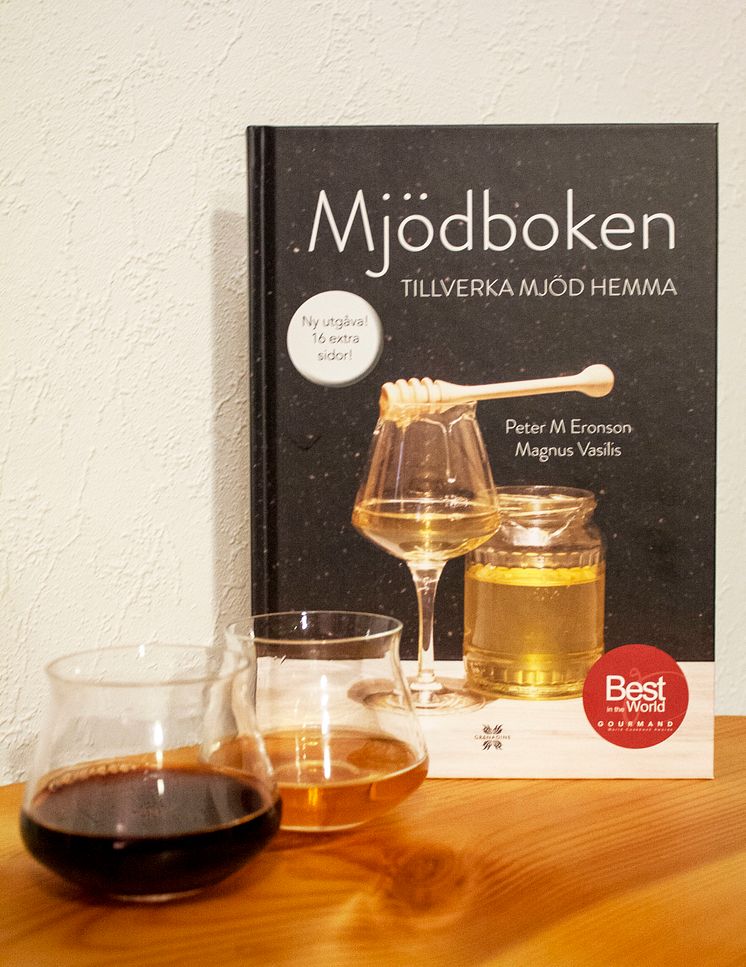 Mjödboken med 2 glas mjöd