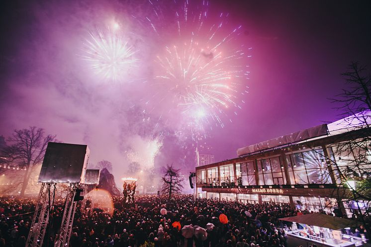 Malmö stads nyårsfirande med fyrverkerier vid Malmö Opera. 