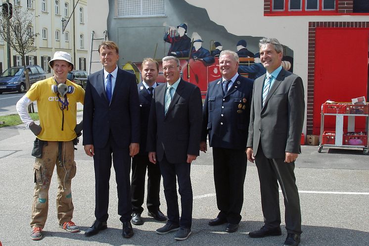 Kunst am Trafo: Historisches Löschfahrzeug am Feuerwehrhaus in Neuötting