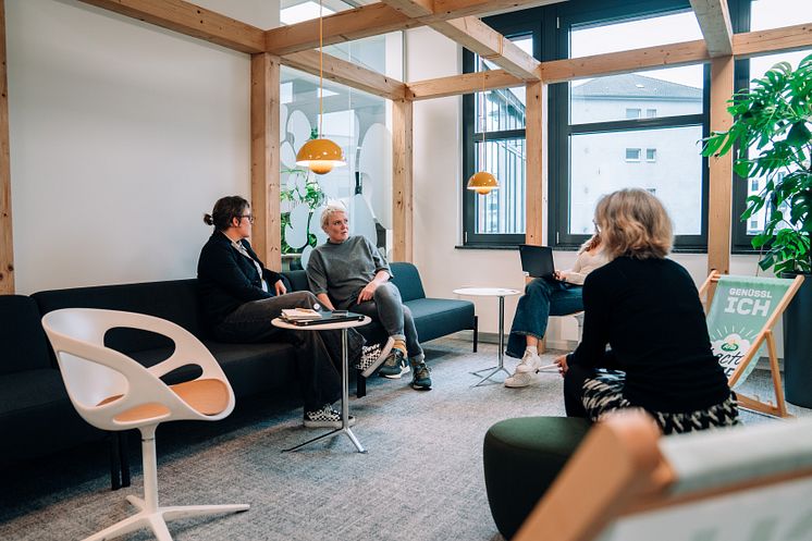 02_Arla Office_offener Meetingbereich zum Austausch.jpg