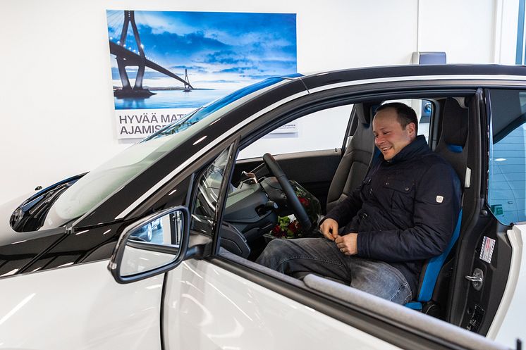 Tuomas Renlund voitti täyssähköisen BMW i3:n hole in onella Asuntomessut Invitationalissa Porin Yyterissä.