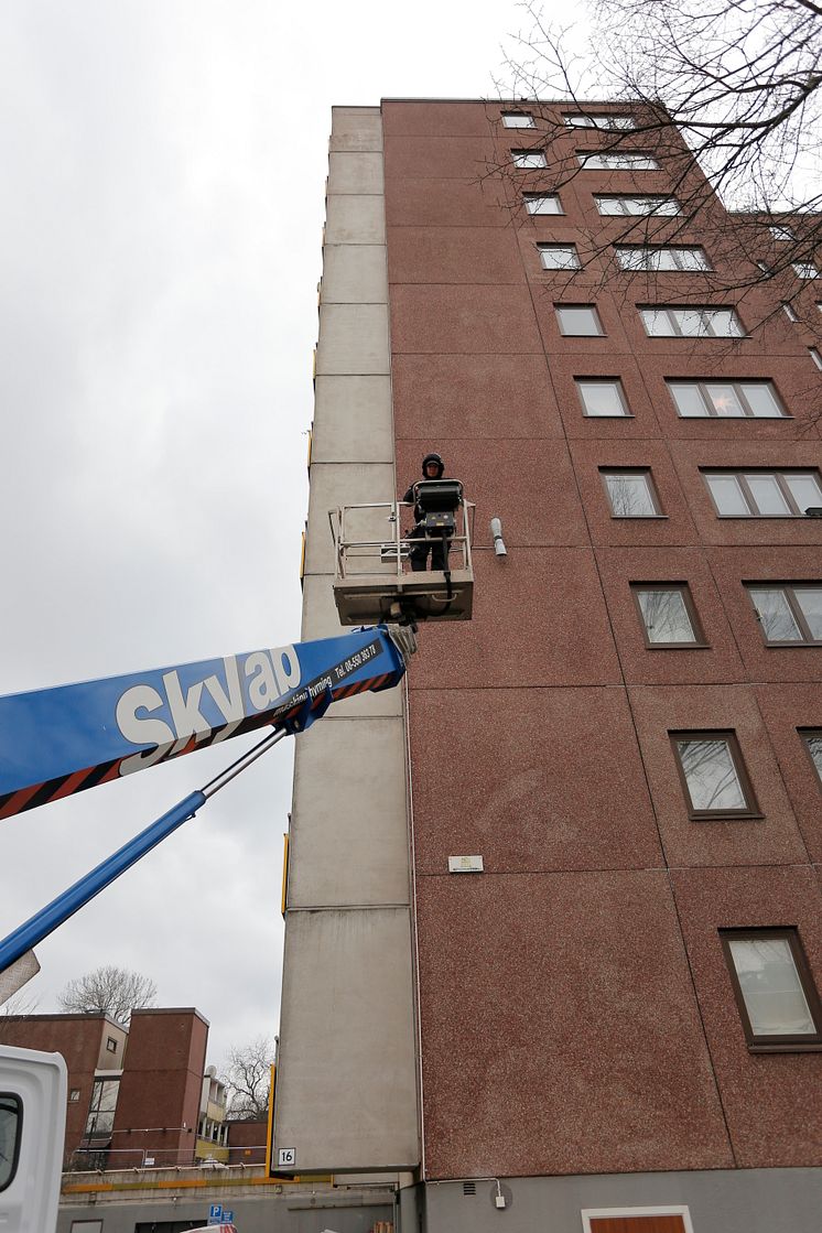 På väg ner efter byte av armaturer på fasad. Värdshusvägen, Fittja. Nov 2019