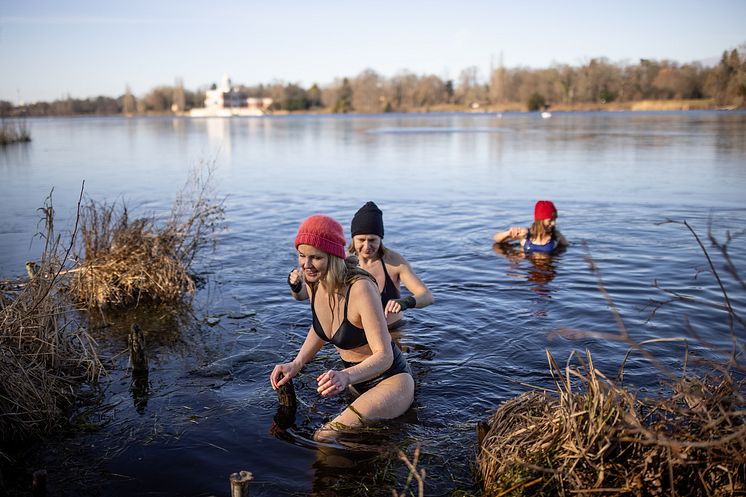 THEME_PEOPLE_WINTER_BATHING_GettyImages-1307592950_Universal_Within usage period_82069