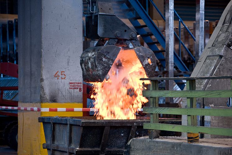 Hydro Høyanger har drevet med aluminiumsproduksjon siden 1917. Anlegget var et av de første som startet med produksjon av flytende aluminium i Norge. (Foto: Norsk Hydro)