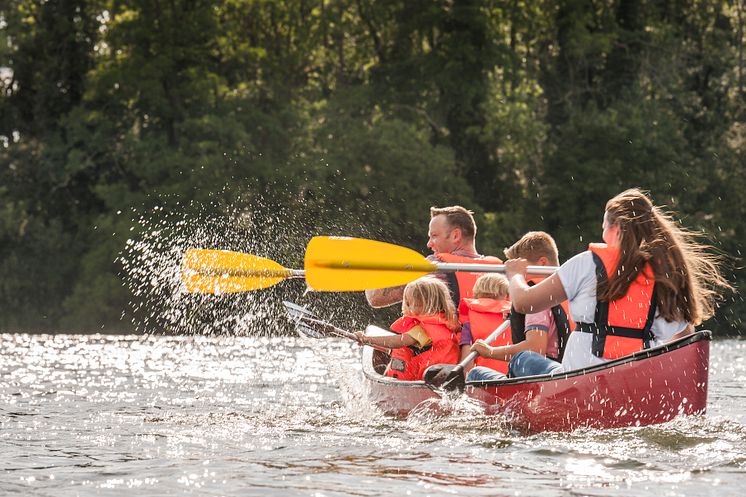 Malente_Familie_paddelt_über_den_Kellersee_in_der_Holsteinischen_Schweiz