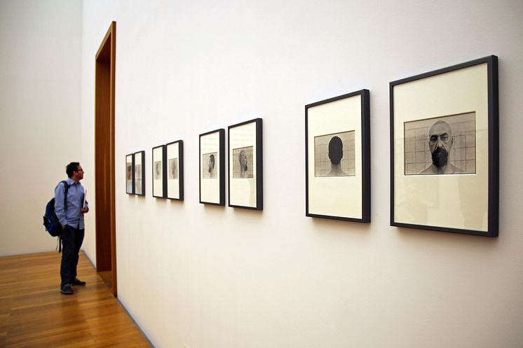 Fotoserie "Bei der Rasur" von Helfried Strauß in der Ausstellung "Arno Rink. Ich male!" im Museum der bildenden Künste