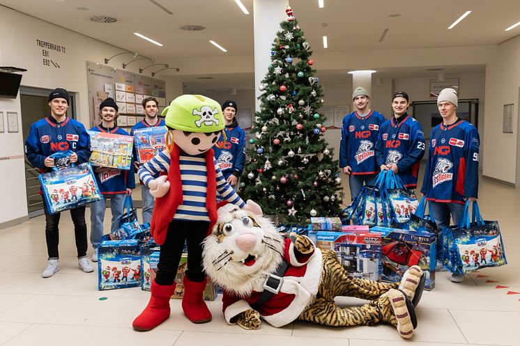 Maskottchen Pucki von den Nürnberg Ice Tigers und Rico von PLAYMOBIL lassen Kinderaugen strahlen