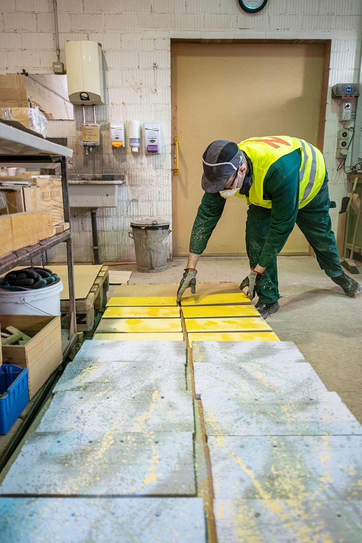 Gullesen prøver ut ulike glasurar på Wienerberger si teglsteinsfabrikk i Sveits