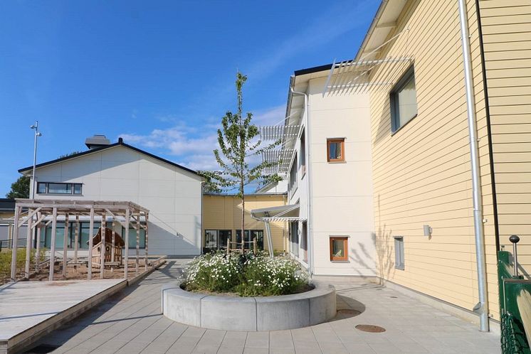 Kareby Förskola i Kungälv byggdes klar 2019. Brandsäker fasad i fibercement. Foto Cembrit