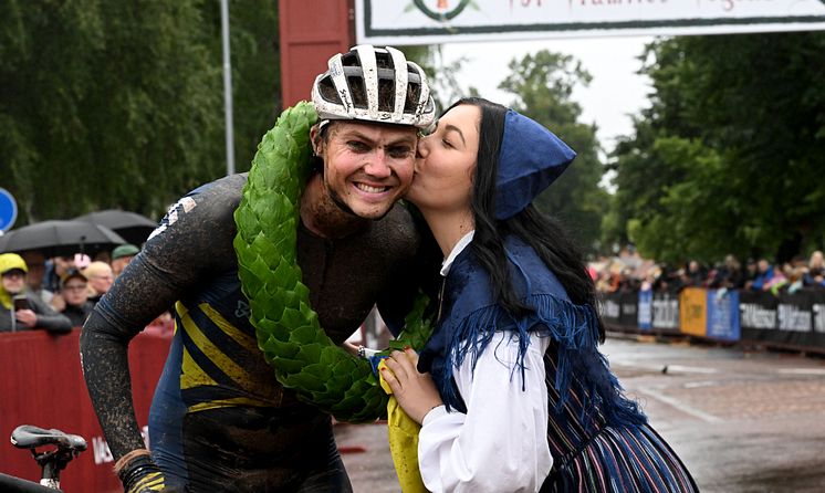 Cykelvasan 90 2023 winner Kristian Klevgård kiss