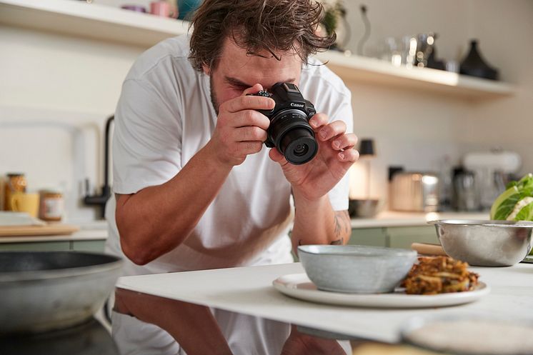 EOS R50_lifestyle-evf-shooting-food