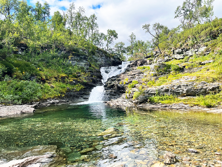 Bada fjällvatten i Tvärån