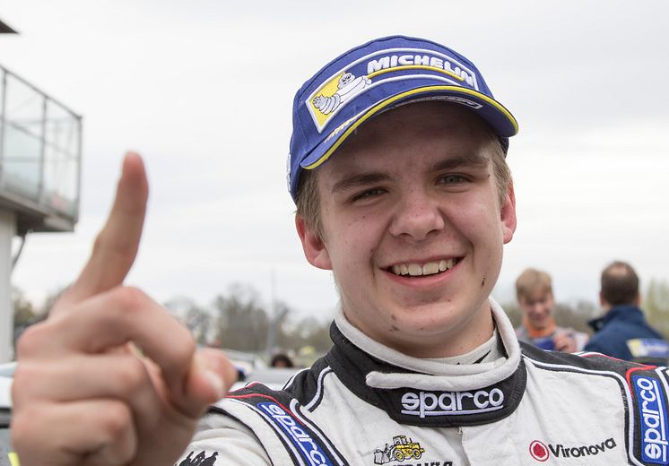 Julius Ljungdahl - premiärvinnare i Renault Clio Cup. Foto: Micke Fransson/STCC