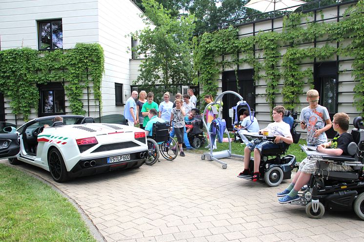 Ein aufregender Nachmittag im Bärenherz: Kinder mit Dr. Schuh im Lamborghini unterwegs