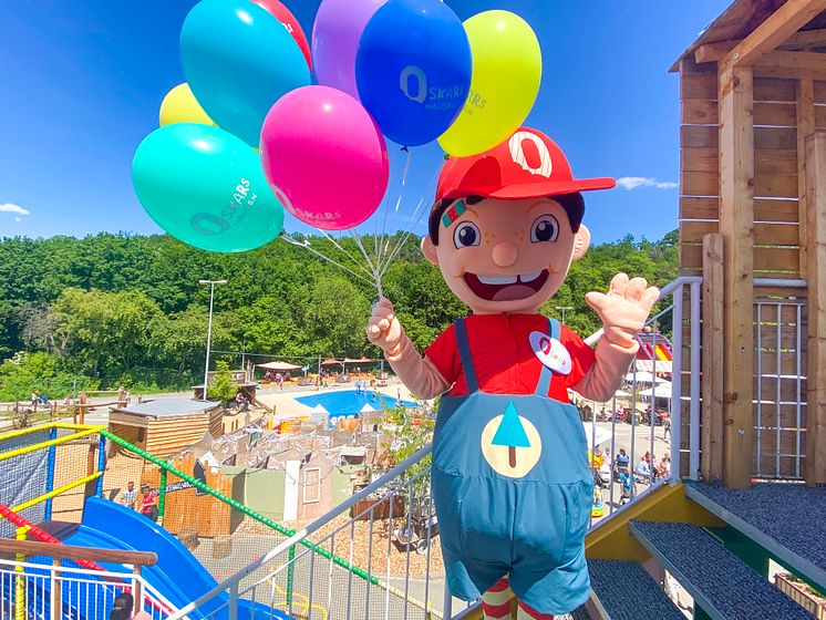 Oskar mit Luftballons_Foto Oskarshausen