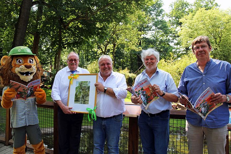 Tammi, Wolfgang Welter, Prof. Jörg Junhold, Thomas Liebscher und Bert Sander freuen sich auf das Jubiläumswochenende im Zoo Leipzig (v.l.)