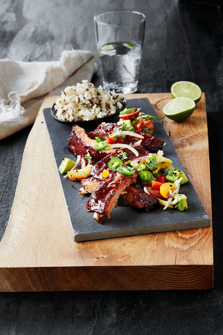 Smokey spareribs med chunky avokado & tomatsalsa