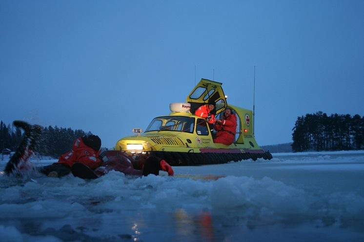 Sjöräddningssällskapet svävare räddar person ur isvak. 